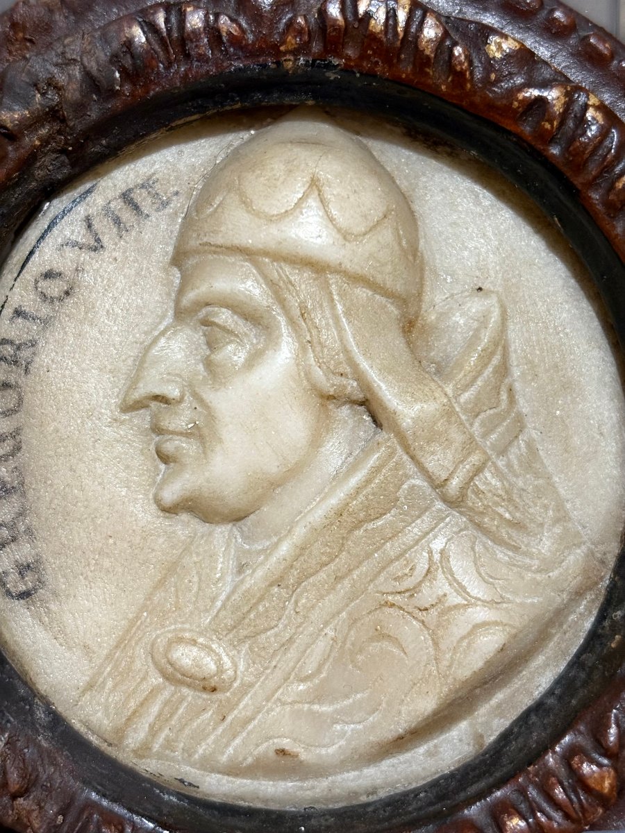 Coppia di Medaglioni Barocchi in Marmo Profili di Papa Gregorio VIII e Leone  IX -photo-1