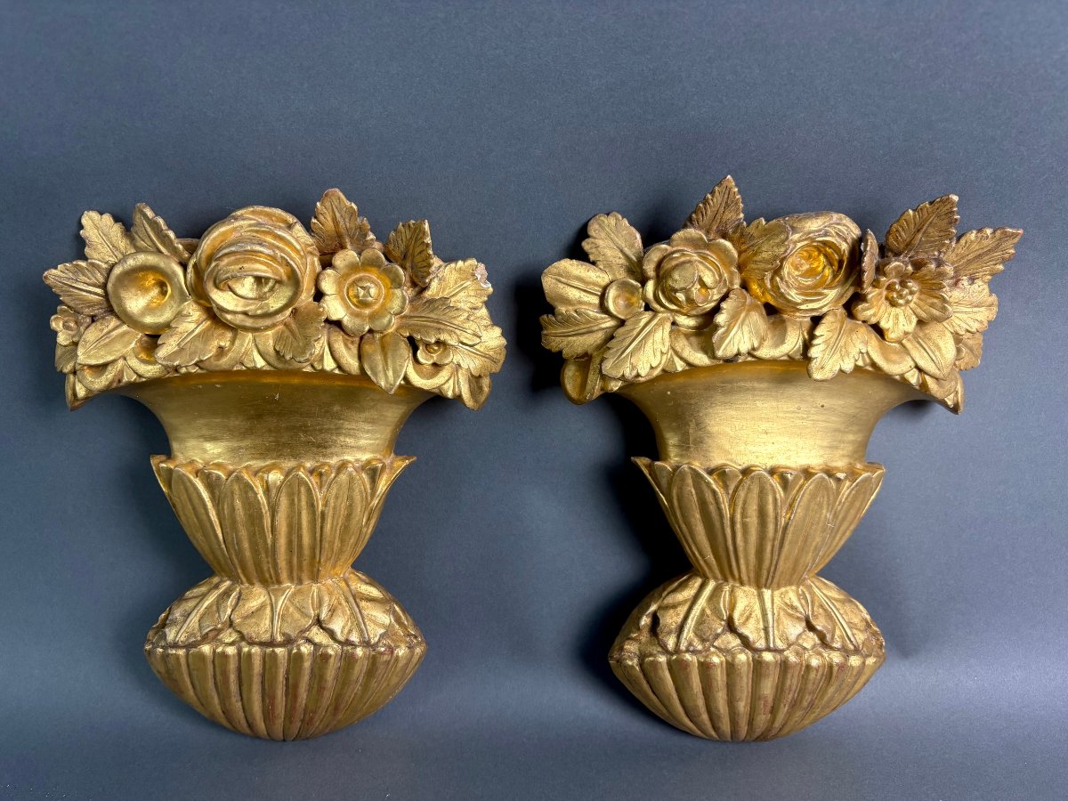 Coppia di Vasi Luigi XVI in Legno dorato Trionfo di Fiori Italia XVIII secolo