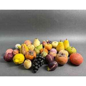 Lotto di 32 frutti in marmo dipinto, bottega toscana del XIX secolo.