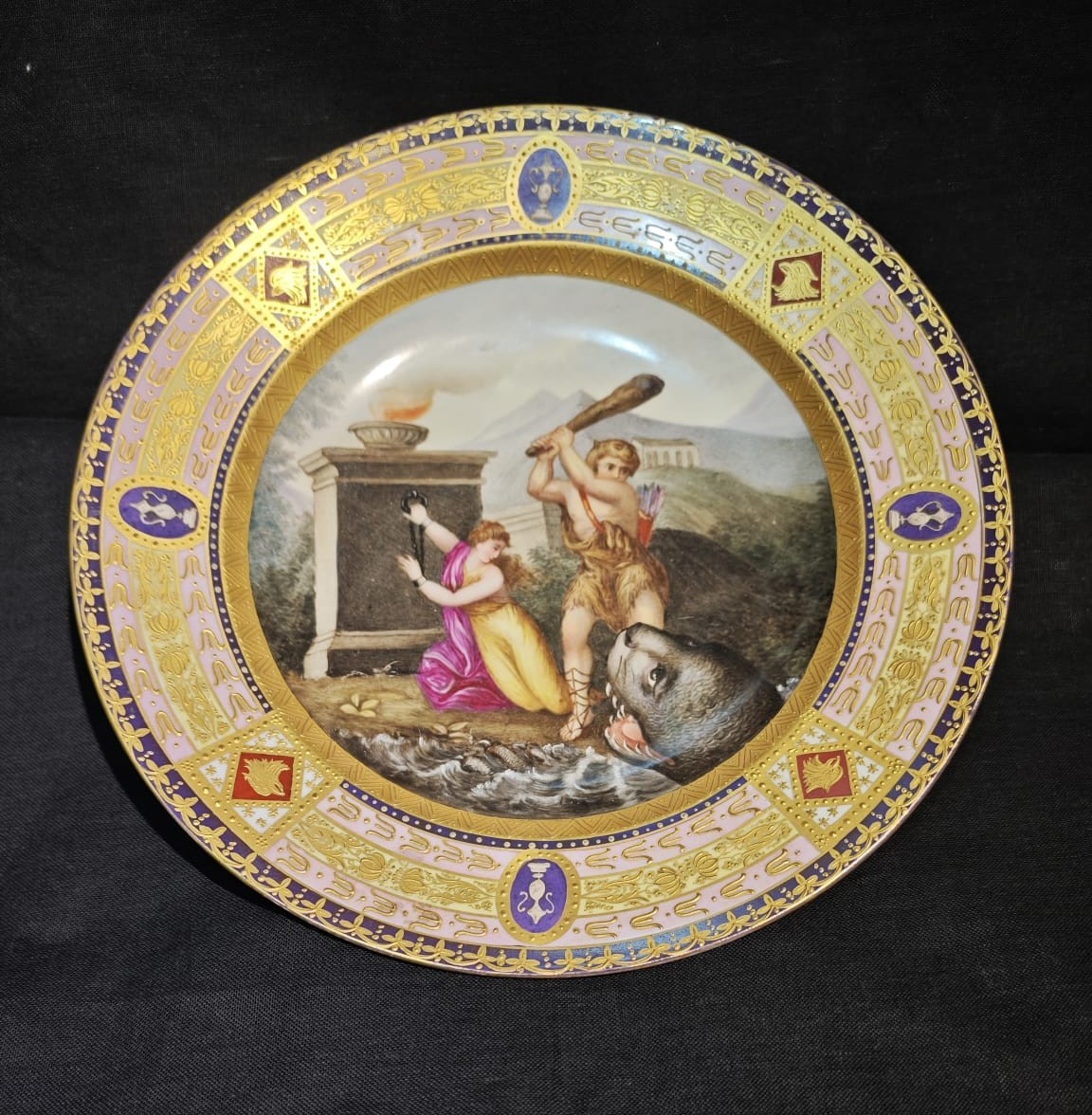 Piatto in porcellana Vienna raffigurante Ercole ed Esione