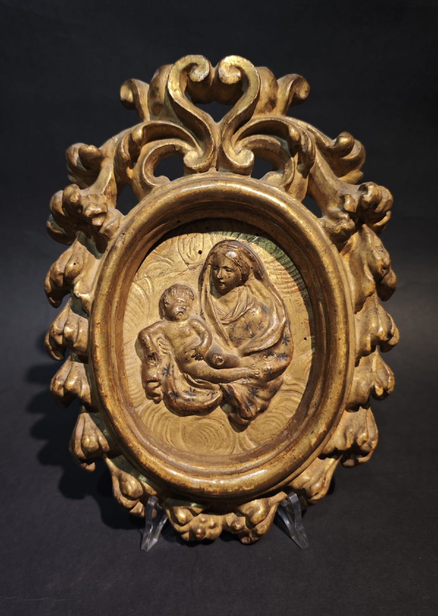 Bassorilievo raffigurante Madonna col Bambino entro cornice intagliata e dorata, inizi XVIII se