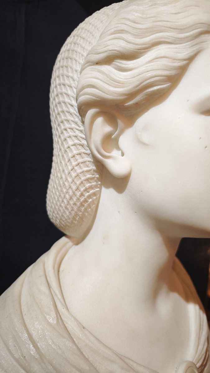 Busto in marmo di Carrara raffigurante figura femminile, secolo XIX-photo-1