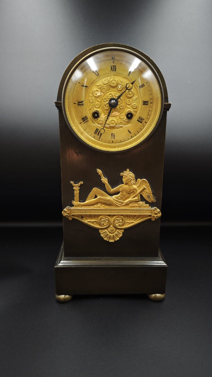 Pendola da tavolo in bronzo a patina scura e dorato, Francia inizi secolo XIX