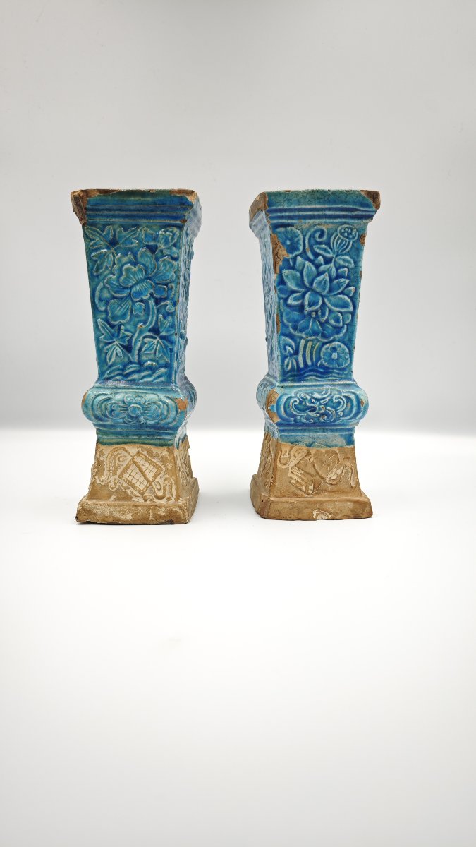 Coppia di vasi Gu cinesi in terracotta smaltata turchese, Cina, dinastia Qing, epoca Kangxi 