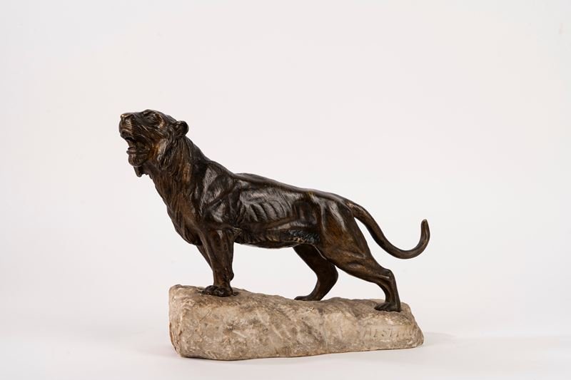 Tigre in bronzo su base in pietra, Francia, inizi secolo XX