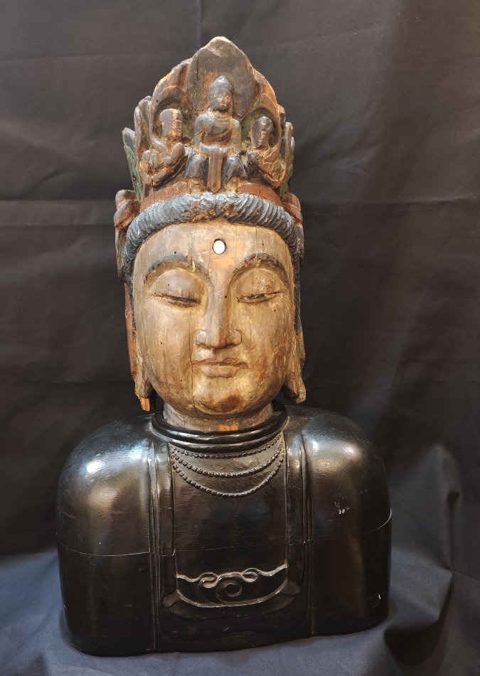 SCULTURA IN LEGNO INTAGLIATO E LACCATO RAFFIGURANTE BUSTO DI BUDDHA, Cina, dinastia Qing 
