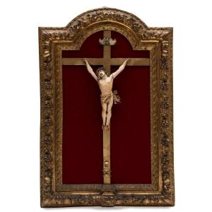 SCULTURA IN AVORIO RAFFIGURANTE CRISTO IN CROCE ENTRO CORNICE, Francia, fine XIX secolo