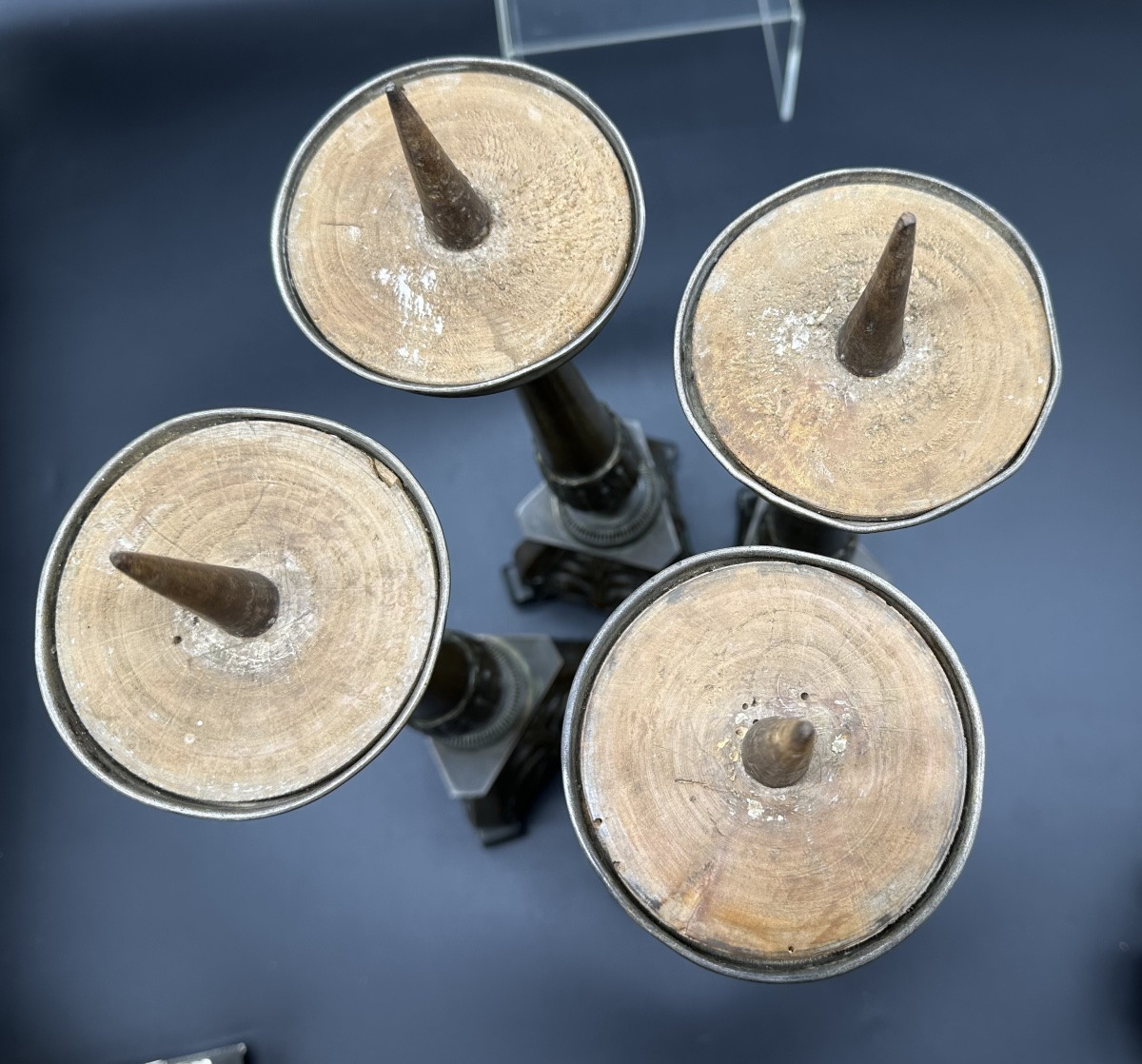 Set di 4 candelieri, Portacandele in ottone Cesellato – Neoclassici. -photo-4