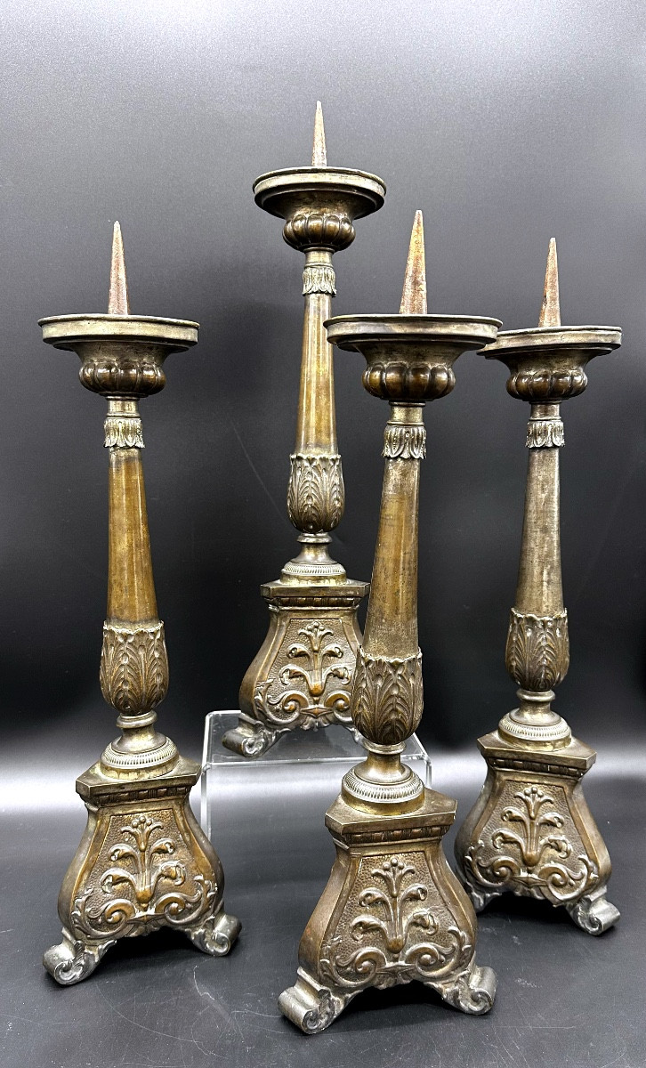 Set di 4 candelieri, Portacandele in ottone Cesellato – Neoclassici. 