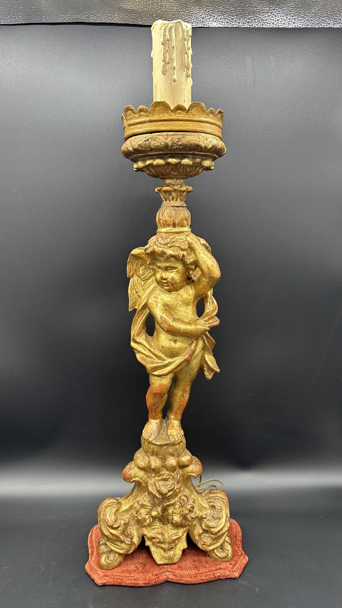 Candeliere in legno dorato intagliato e dorato con figura di putto - XVIII sec  