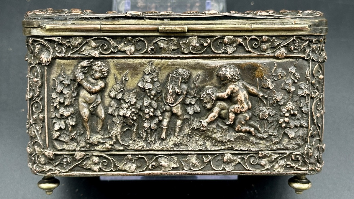 Cofanetto Antico in Rame Rincalzato – Scena Bucolica con Putti Epoca:  XIX secolo. -photo-1
