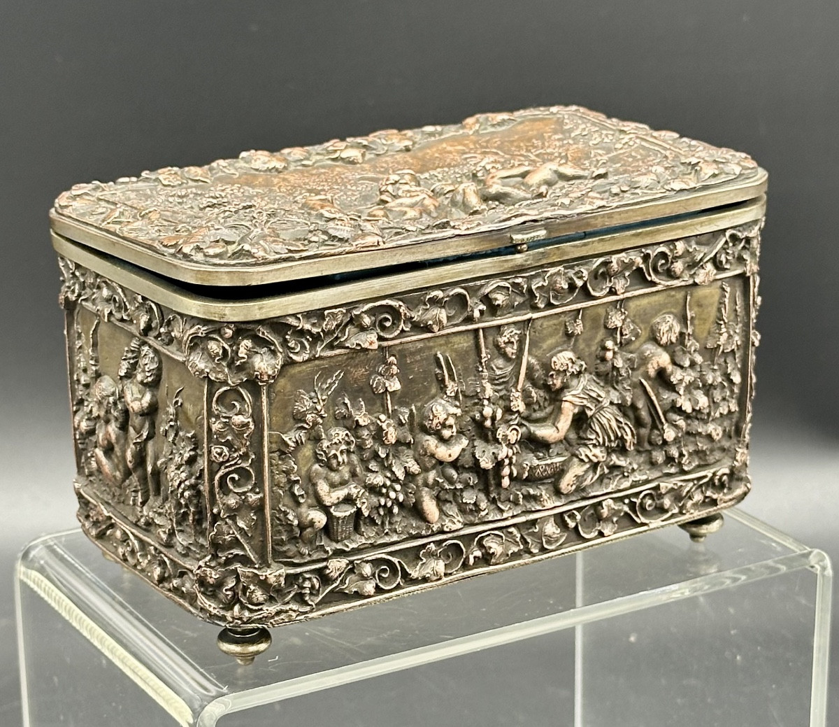 Cofanetto Antico in Rame Rincalzato – Scena Bucolica con Putti Epoca:  XIX secolo. 