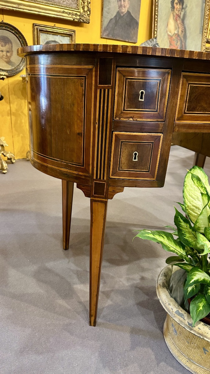 Scrittoio ovale lastronato in noce e bois de rose - Italia, epoca Luigi XVI.-photo-4