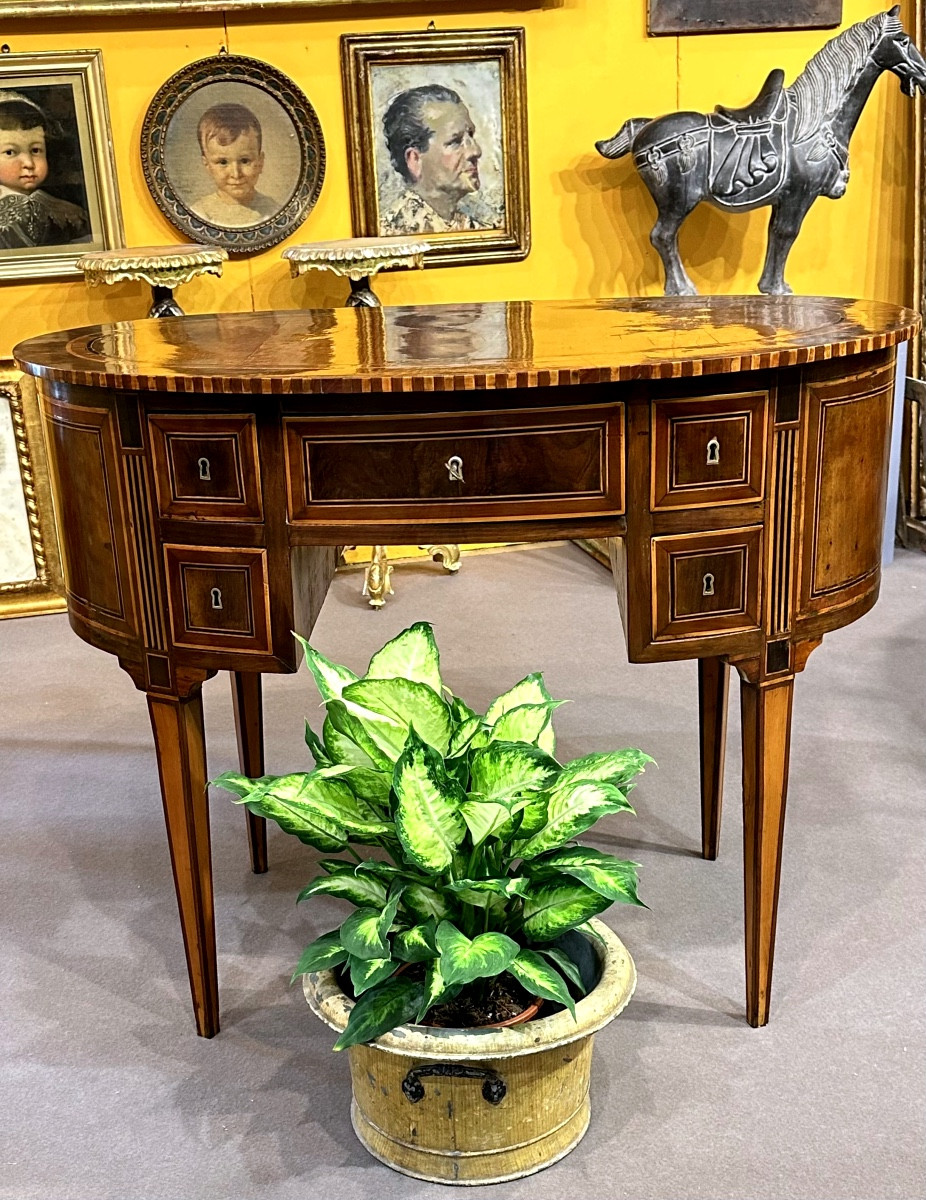 Scrittoio ovale lastronato in noce e bois de rose - Italia, epoca Luigi XVI.