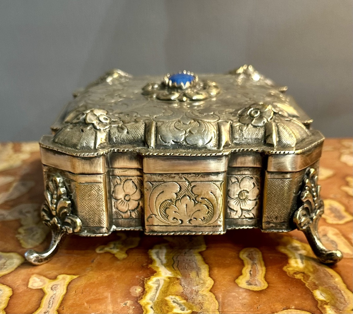 Scatola in metallo argentato finemente cesellata con pietra blu Europa, XIX secolo-photo-2