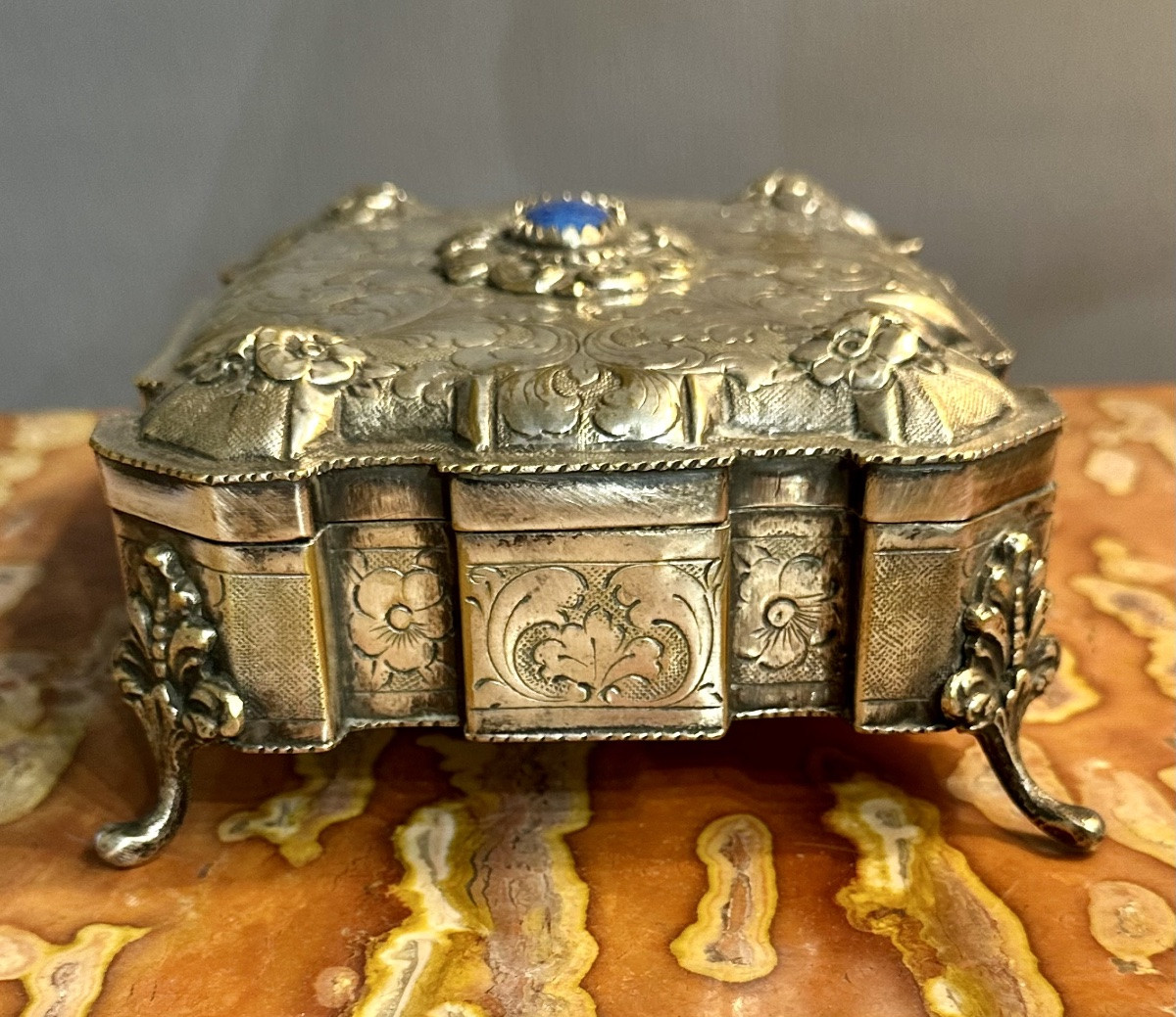 Scatola in metallo argentato finemente cesellata con pietra blu Europa, XIX secolo-photo-4