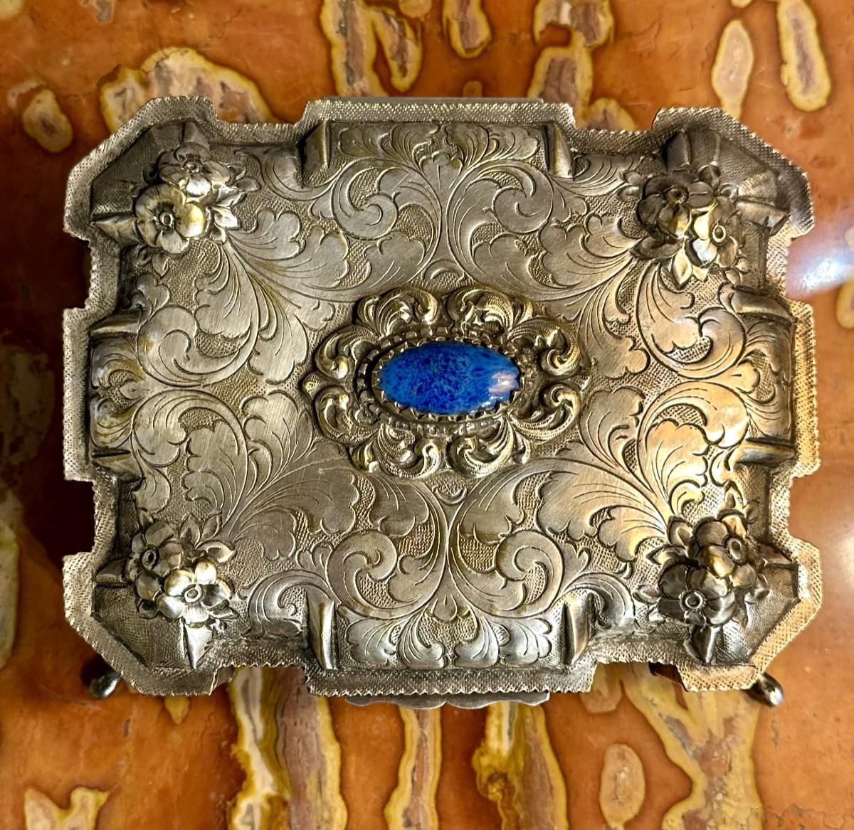 Scatola in metallo argentato finemente cesellata con pietra blu Europa, XIX secolo-photo-1