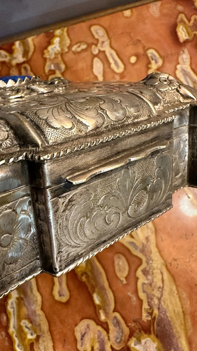 Scatola in metallo argentato finemente cesellata con pietra blu Europa, XIX secolo-photo-3