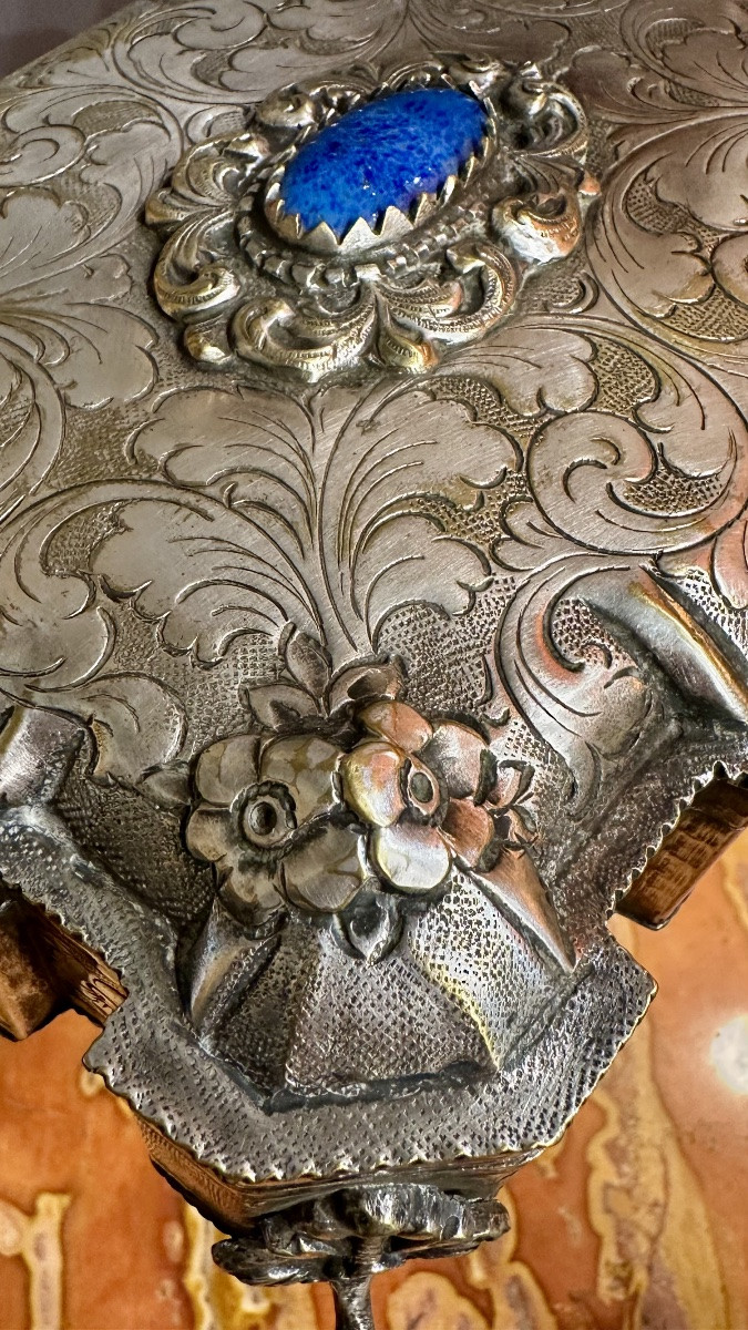 Scatola in metallo argentato finemente cesellata con pietra blu Europa, XIX secolo-photo-5