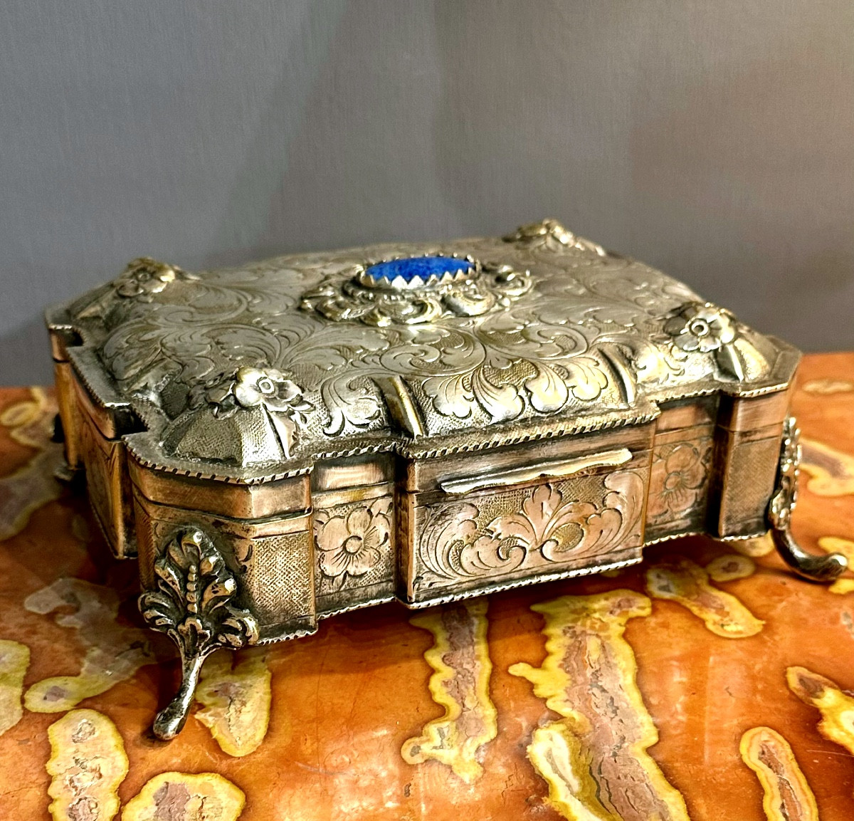Scatola in metallo argentato finemente cesellata con pietra blu Europa, XIX secolo