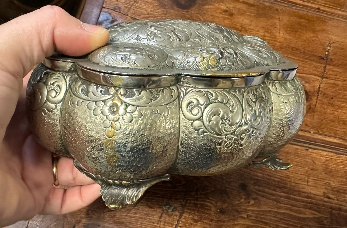 Scatola in metallo argentato finemente cesellata, polilobata.  Epoca : Liberty. -photo-2