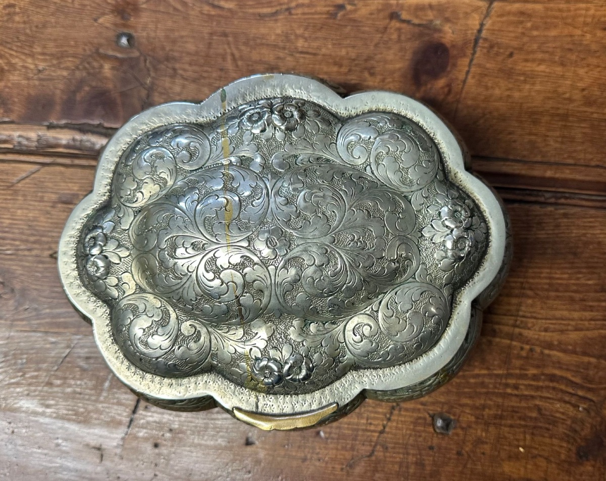 Scatola in metallo argentato finemente cesellata, polilobata.  Epoca : Liberty. -photo-3