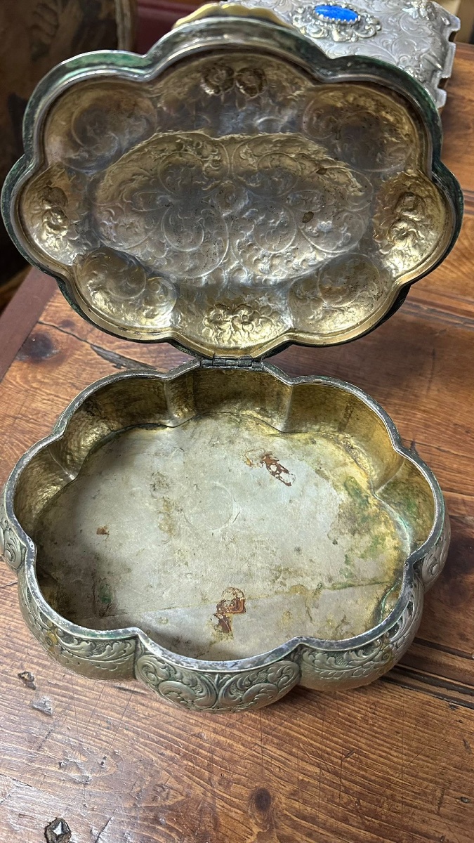 Scatola in metallo argentato finemente cesellata, polilobata.  Epoca : Liberty. -photo-4