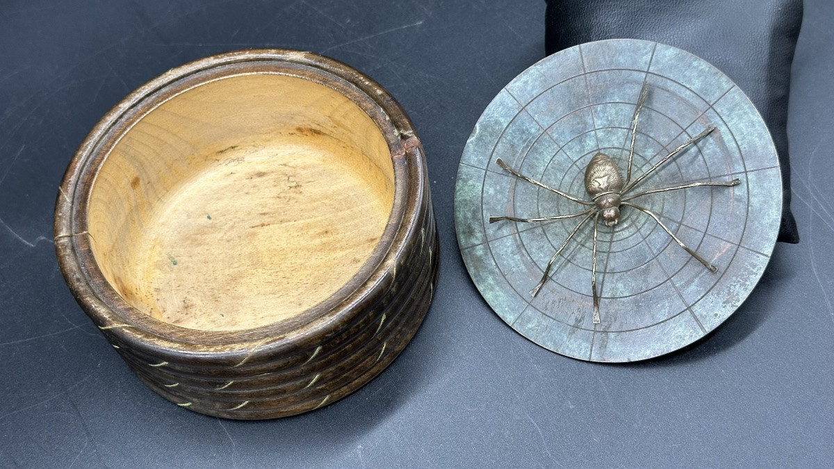 Scatola antica in legno con coperchio decorato con ragno - Periodo: Decó-photo-3