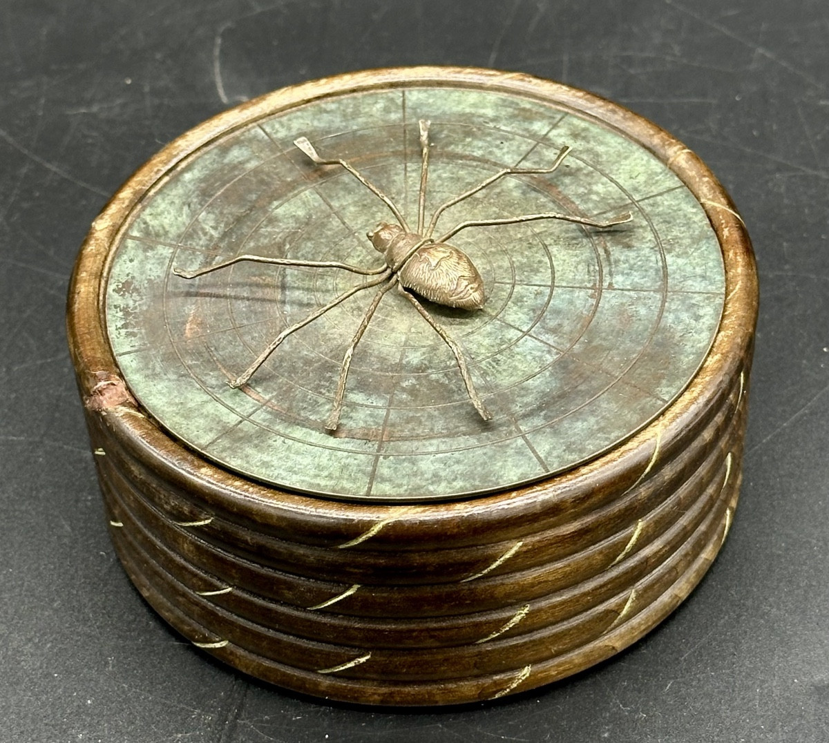 Scatola antica in legno con coperchio decorato con ragno - Periodo: Decó