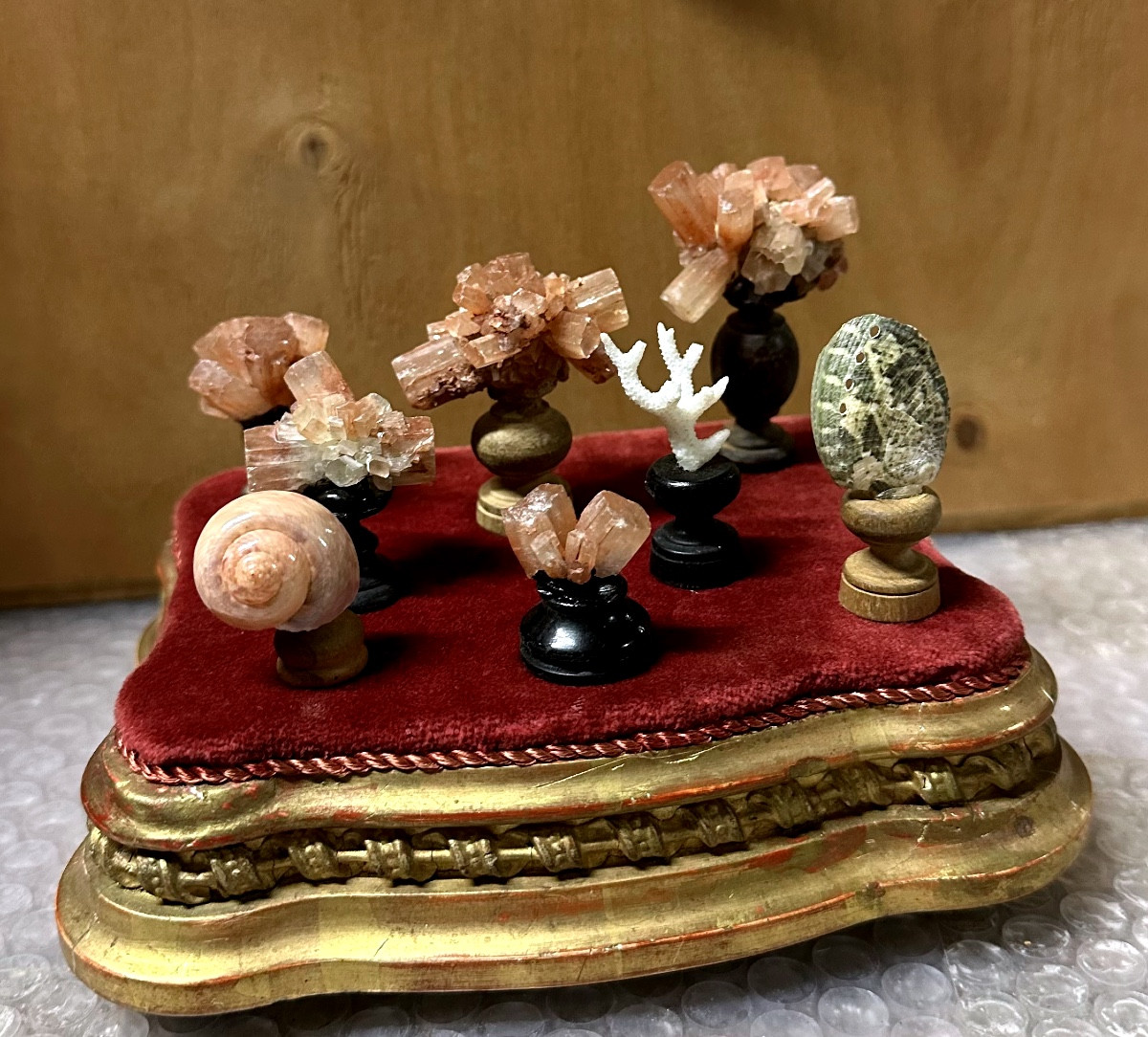 Ensemble di 8 cristalli naturali montati su piedistalli torniti - XIX sec