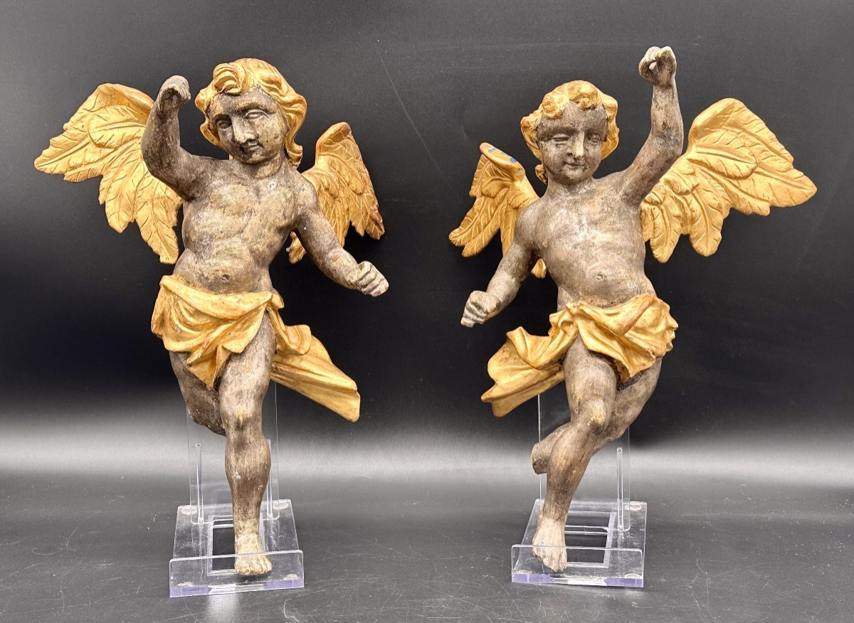 Coppia di Angeli Alati in Legno argentato e Dorato – Inizi del XVIII sec. 