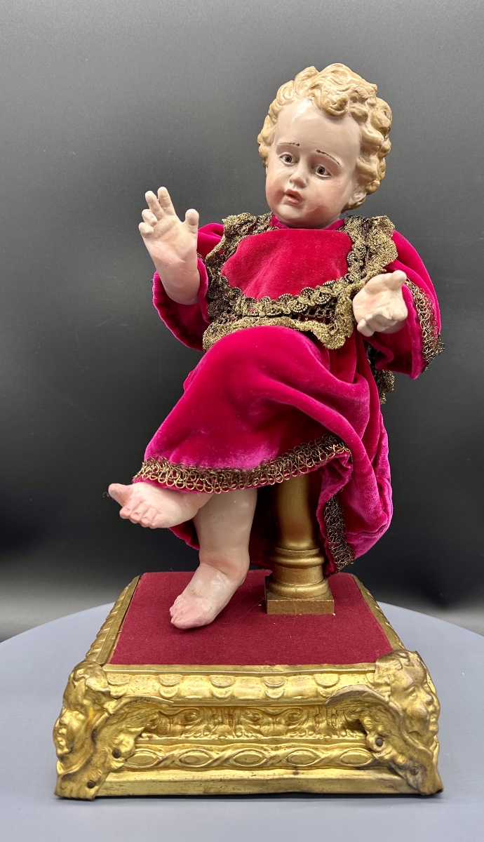 Gesù Bambino in terracotta policroma con occhi in vetro su base dorata – XIX secolo