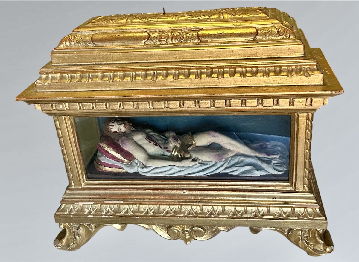 Teca devozionale con Cristo Deposto in terracotta policroma – XIX secolo