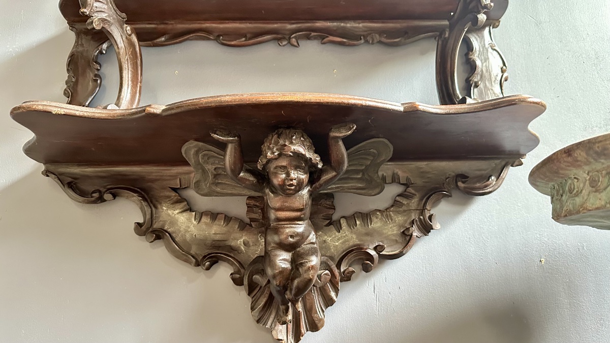 Étagère da parete in noce intagliato con putti – Luigi Filippo. -photo-2