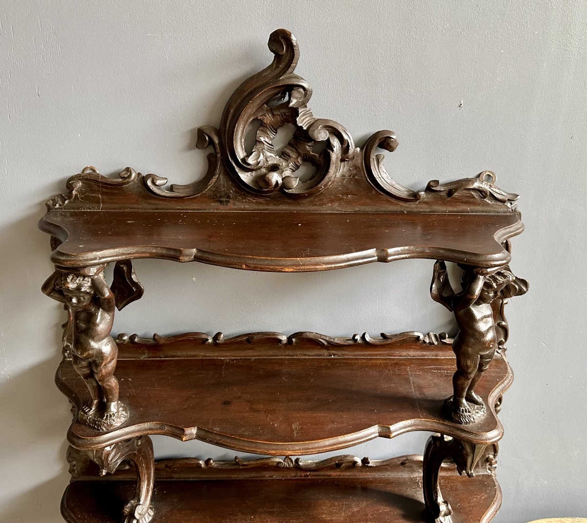 Étagère da parete in noce intagliato con putti – Luigi Filippo. -photo-3