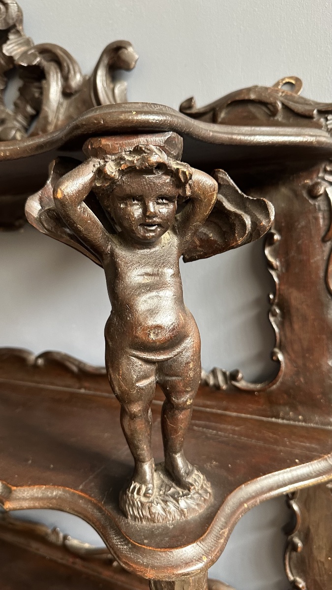 Étagère da parete in noce intagliato con putti – Luigi Filippo. -photo-4
