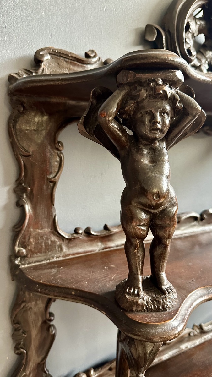 Étagère da parete in noce intagliato con putti – Luigi Filippo. -photo-1
