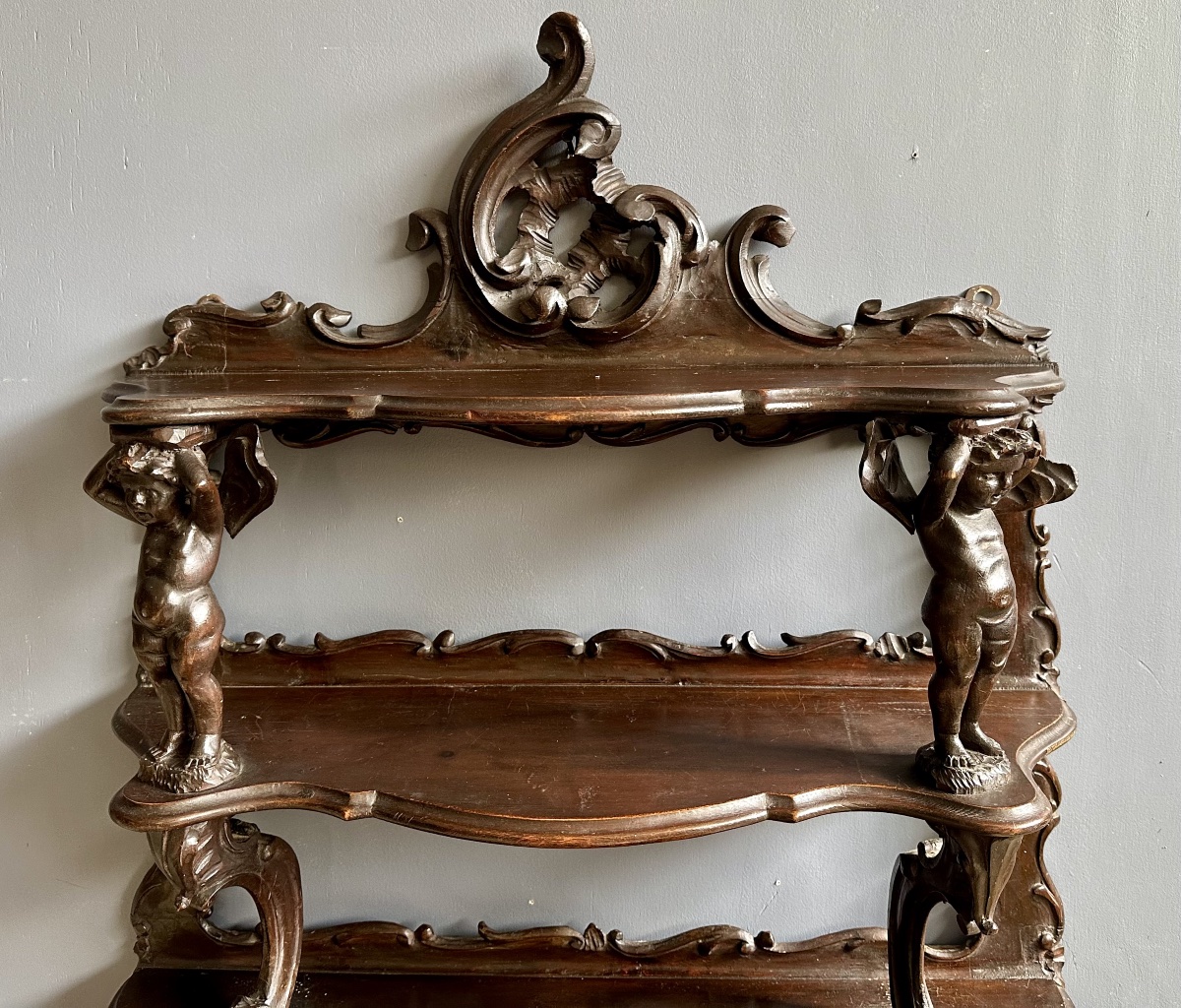 Étagère da parete in noce intagliato con putti – Luigi Filippo. -photo-2