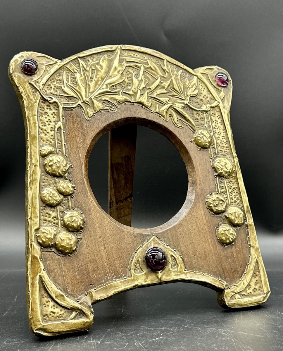Cornice portafoto Art Nouveau – Ottone sbalzato e legno, primi del XX secolo