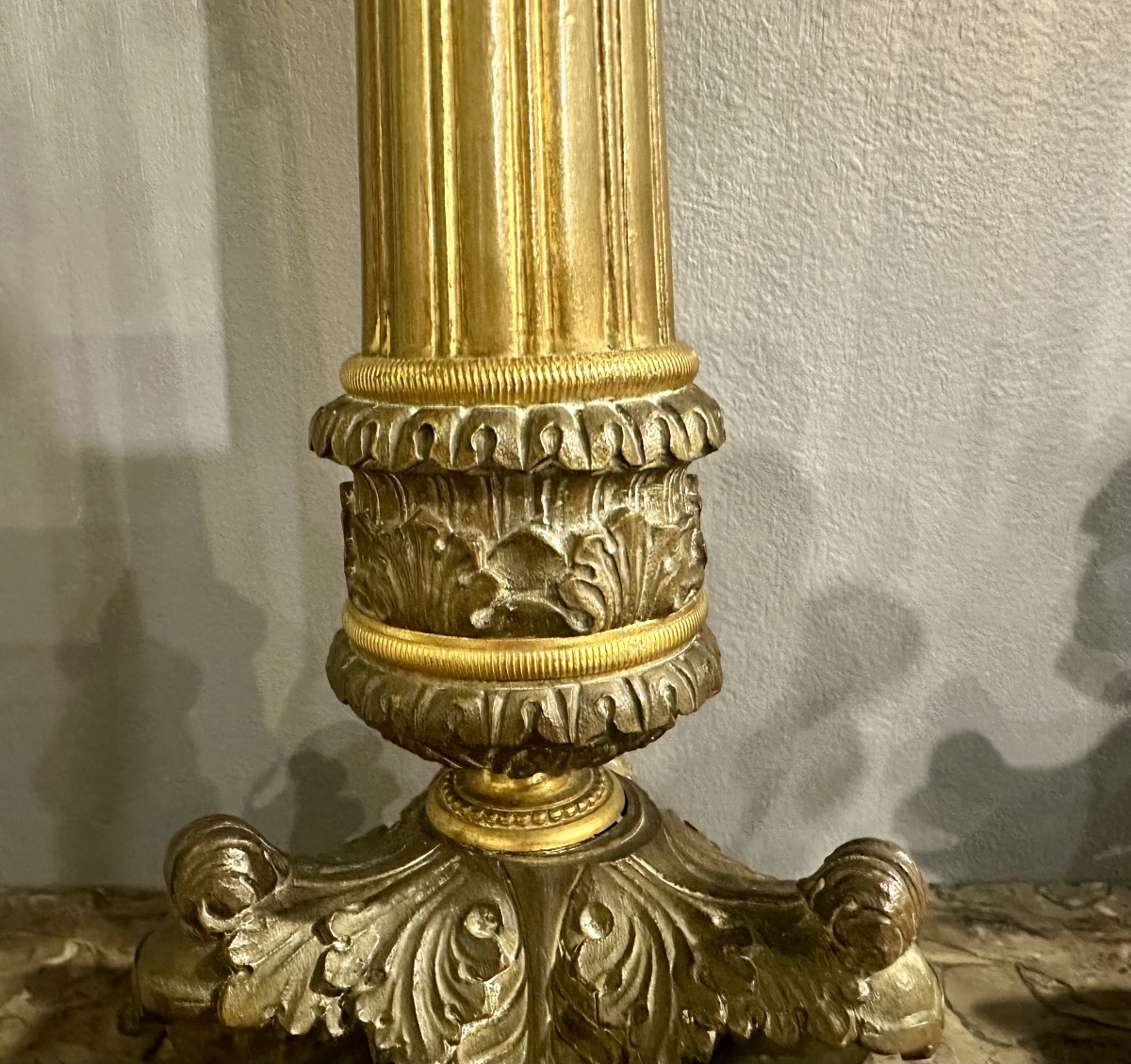 Coppia di candelieri neoclassici in bronzo dorato, fine XVIII – inizi XIX secolo-photo-3