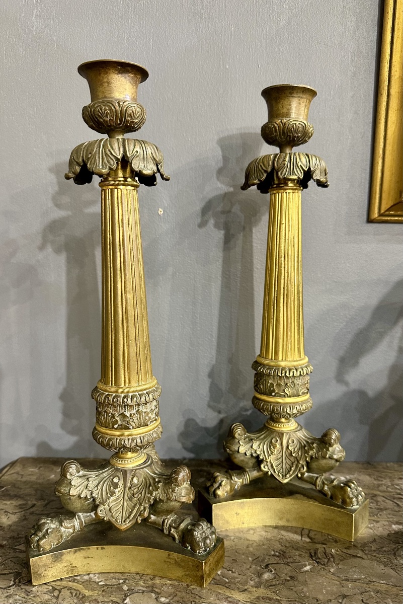 Coppia di candelieri neoclassici in bronzo dorato, fine XVIII – inizi XIX secolo
