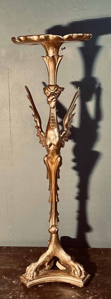 Colonna Portavaso Neogotica in Legno Dorato – Grifone Alato, XIX sec. 