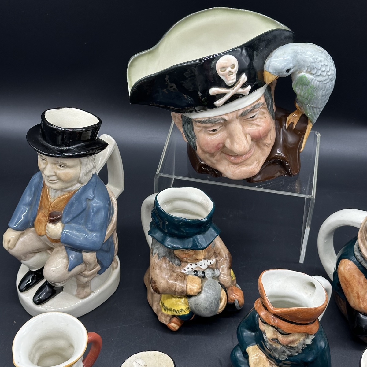 9 brocche e boccali in ceramica policroma – TOBY MUGS & CHARACTER JUGS - INGHILTERRA, XX sec. -photo-2