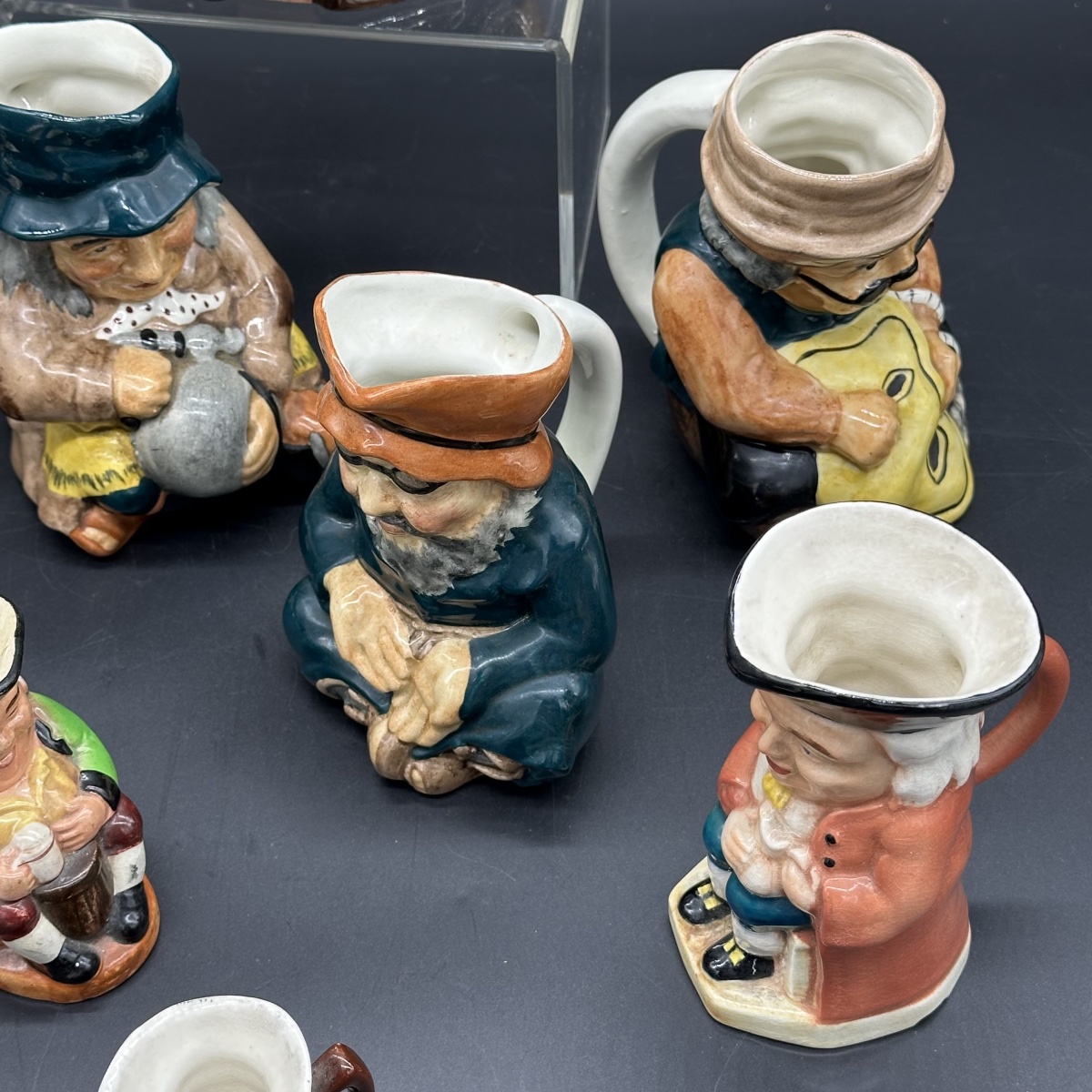 9 brocche e boccali in ceramica policroma – TOBY MUGS & CHARACTER JUGS - INGHILTERRA, XX sec. -photo-3