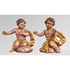 Coppia di angeli in legno intagliato e policromo. XVIII secolo. 
