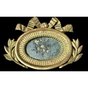 Piccolo specchio ovale in legno dorato con fiocco – Italia, fine XVIII / inizi XIX secolo