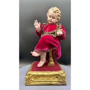 Gesù Bambino in terracotta policroma con occhi in vetro su base dorata – XIX secolo