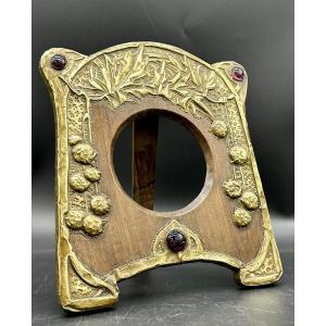 Cornice portafoto Art Nouveau – Ottone sbalzato e legno, primi del XX secolo