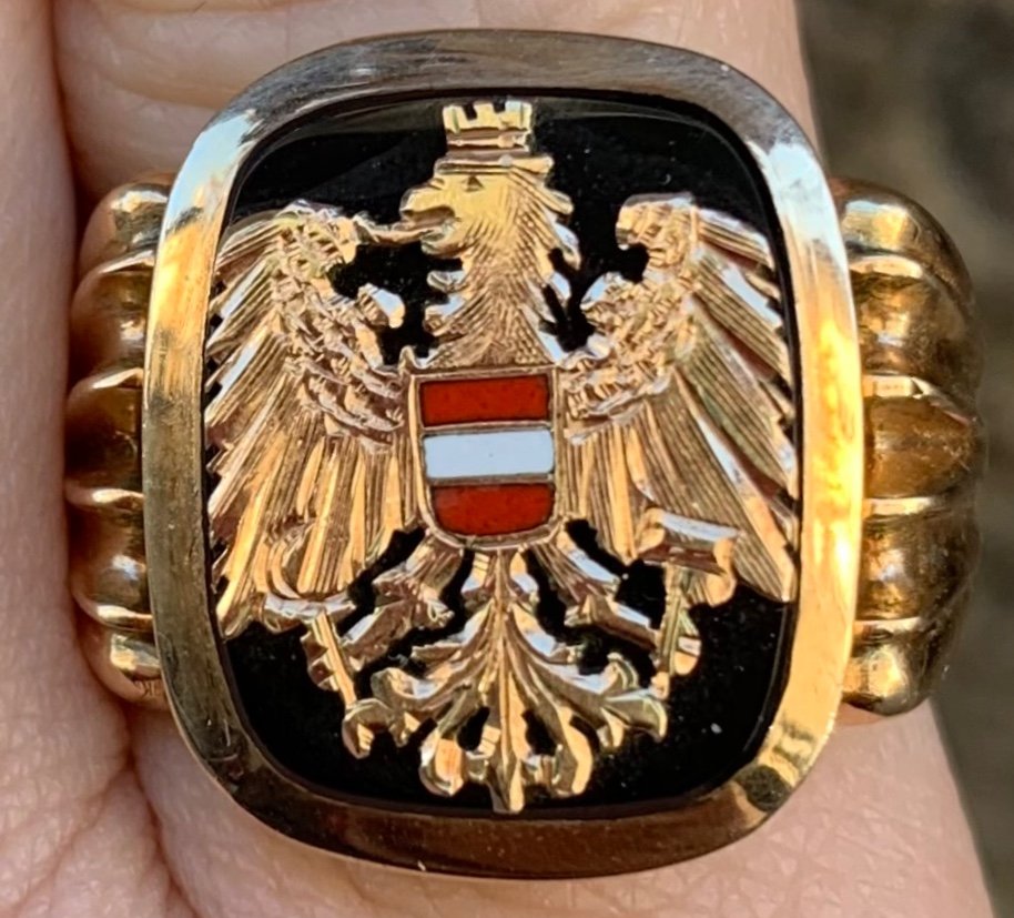 Anello da uomo con lo stemma dell’ acquila coronata. Onice oro e smalto. 