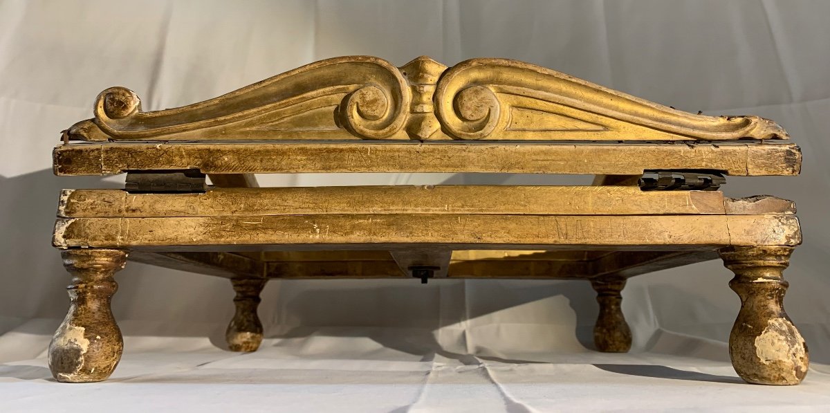 Leggio neoclassico in legno dorato. FINE XVIII secolo